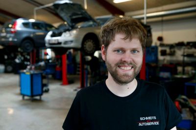 Det er fart på i Ole Schmidts autoværksted i Sdr. Felding. Han åbnede 1. august og er blevet taget godt imod af byen. Ole Schmidt er udlært automekaniker hos VW i Herning. ?foto: Flemming hansen