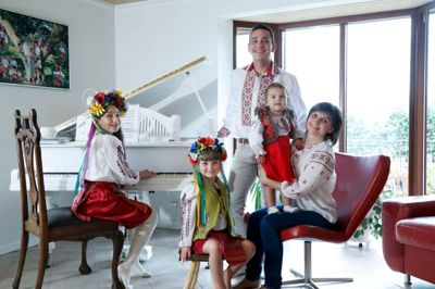 Den ukrainske klædedragt er fundet frem for fotografen, og gæstfriheden er stor i familiens hjem i Timring, hvor der også diskes op med morgenmad, kaffe og dessert, for man må aldrig lade gæster gå sultne fra sit hus, forklarer Antonina Lugova. Fra venstre er det: Margaret, Maria-Magdalena, Gennadiy Torba, Marianna og Antonina Lugova. ? Foto: Henrik Ole Jensen