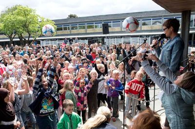 Skoleleder Lone Krog kunne i 2018 sammen med alle børnene fejre en opgradering af toiletter og en ny skolegård på Herningsholmskolen til 8,9 millioner kroner. Nu skal det meste af skolen væltes.