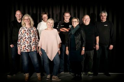 Det meste af holdet bag Aulum Revy: Fra venstre er det Thomas Højgaard Jensen, Dorthe Sørensen, Gitte Vinther, Kirsten Sand, Frank Larsen, Lis Madsen, Carl Evald Jensen og Egon Jakobsen. Fraværende var Birthe Skov og Steffen Vang Stefansen. Foto: Flemming Hansen