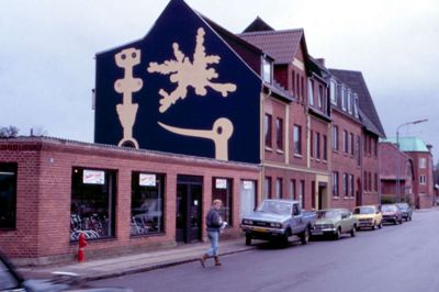 Poul Aggers værk »Kvinde, sky og fugl« var et af de oprindelige fra 1968, og det kan stadig ses i Brandes bybillede. Om end det tager sig anderledes ud, fordi bygningen i forgrunden ikke findes længere. ? Foto: Lokalhistorisk Arkiv Brande
