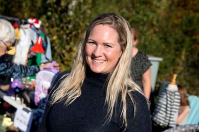 Anne Højsgaard, Nørre Snede:
- Der skal være et både blandet og godt udbud af varer til et kræmmermarked. Jeg sælger alt muligt forskelligt hjemmefra, og en masse tøj som børnene er vokset ud af. Her er ikke så mange private kræmmere her til Duedag, men jeg tror helst folk vil købe brugte - og ikke nye ting. Salget går i hvert fald rigtig godt her.