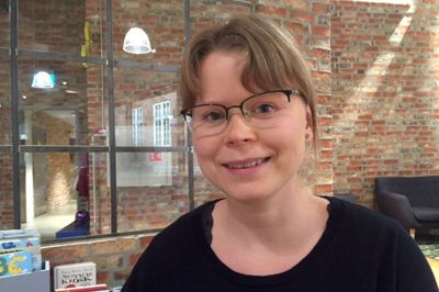 Karin Refsgaard
Jeg passer ikke helt i statistikken. Jeg er ikke gift med min datters far, men vi er samboende. Navnene passer heller ikke på os, men jeg arbejder som gymnasielærer, og Anne og Anna er meget brugte navne. Vi bor i en villa, så på den måde passer vi godt i statistikken. Det er dejligt, at der er et højt fødselsgennemnit i kommunen. Det må betyde, at folk får børn, fordi der er arbejde at få, og der er mange muligheder. Det er en god ting.