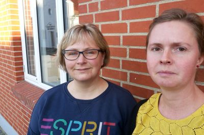 Jeanette Kæseler Hoffmann (t.v.) og Sara Larsen har begge børn på Center for Autisme på Skolen på Sønderager. De frygter, at deres børn vil lide under at skulle flytte skole til Holtbjerg. - Børnene vil gå i kampberedskab, og det vil gå ud over deres læring, siger mødrene. ? foto: jesper wind