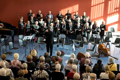 På en festklædt Nørre Snede Skole sang det fire rækker høje hærvejskor blandt andet »I Danmark er jeg født«, »Dejlig er jorden« og »Jylland mellem tvende have«.? Foto: Tom Laursen?