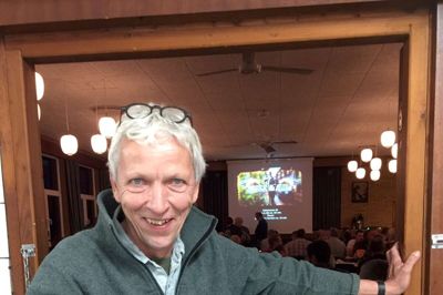 Jørgen Skouboe stod uden for i det gode vejr og tog imod gæsterne. Foto: Privatfoto