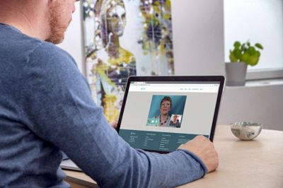 Privathospitalet Aleris-Hamlet har udviklet et nyt fleksibelt koncept med psykologrådgivning, hvor man blandt andet kan mødes online med psykologen. På billedet er det chefpsykolog Anette Gaard fra Aleris-Hamlet, der ses på computerskærmen. ? FOTO: PR-FOTO