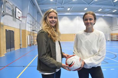 Olivia Møller Holt (tv) og Laura Mølsted Jørgensen - begge talentfulde fodboldspillere, der har haft glæde af idrætsprofilen på Nordre. ?Foto: Steen Hebsgaard