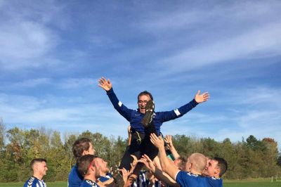 En meget stolt træner, Dejan Vujovic, fik sig en fortjent flyvetur efter kampen mod Aadum. ? Foto: Privatfoto