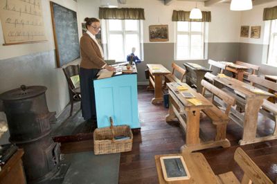 Karen-Louise Smidth stod klar med remser, stylter og slikkepinde til de dygtigste af gæsterne, da Nygaard Gl. Skole holdt åben skole onsdag sammen med Skolemuseet på Holtbjerg.? foto: tom laursen