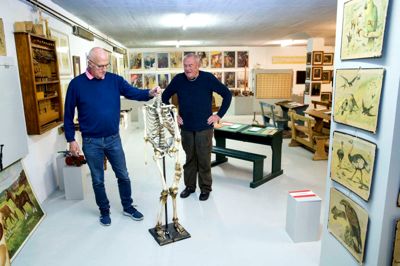 Det er et ægte skelet, som Kaj Røjkjær (t.v.) og Bent Henriksen har trillet frem. Skelettet i Skolemuseet på Holtbjerg menes at stamme fra Indien. Man ville ikke bruge danske skeletter i danske skoler. I dag er de lavet af plastik. ?foto: tom laursen