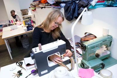 Dorte Fløjgaard er tovholder for produktionen af Boomerang-poser i kælderen under Huset No. 7. Her er der stor mangel på frivillige, der vil være med til at yde et bidrag til at stoppe brugen af plastikposer, som ikke gør noget godt for miljøet. ?Foto: Tom Laursen