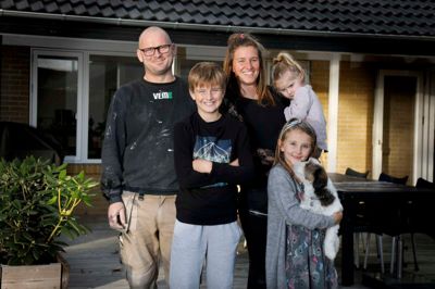 Pernille Stampe Kjeldsen, 35, og Klaus Pedersen, 41, har fire børn sammen: Klaus Pedersen har en datter på 17 år, og Pernille Stampe Kjeldsen har Lucas, 11, og Alma, 7, og sammen har parret Vigga på to år. Fra venstre bagerst er det Klaus Pedersen og Pernille Stampe Kjeldsen med Vigga i favnen. Forrest fra venstre er det Lucas og Alma med familiens hund, Luna, i favnen. ? Foto: Henrik Ole Jensen.