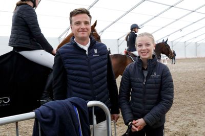 Josefine Sandgaard Mørup (t.h.) vandt sin klasse ved Norwegian Horse Festival. Det samme gjorde lillebror Mads-Emil Sandgaard Mørup. Her ses storesøsteren med faren og landsholdsrytteren Thomas Sandgaard. Foto: Henrik Ole Jensen