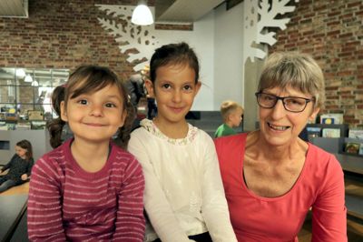 Margit Hansen fra Skibbild-Nøvling brugte efterårsferien til et besøg på Herning Bibliotek med børnebørnene Olivia og Andrea, inden de skulle på skattejagt og besøge en chokoladebutik i gågaden. ?Foto: Bo Lundgaard