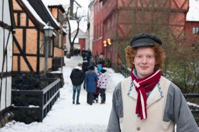 Vi spiser en skøn julefrokost og får også en rundvisning med guide i Den Gamle By i Aarhus, hvor alle julesejl er sat til.