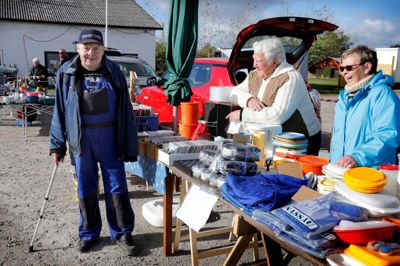 Lokal ildsjæl John Clemmensen viser Folkebladet rundt på Simmelkær Landsbymuseum, der holdt loppemarked og æblepressedag i lørdags, hvor Chresten Holmgaard fra Brande var med for første gang. Foto: Henrik Ole Jensen.