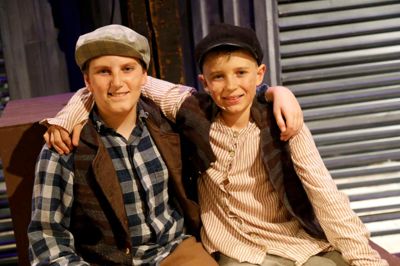 14-årige Rinor Lushaku, Herning, og 12-årige Pelle Vium, Timring:
- Vi er nogle af de yngste i Teaterkompagniet, men det gør ingen forskel. Man kan sagtens have det sjovt med de voksne, når man er sammen om at spille teater. Foto: Henrik Ole Jensen