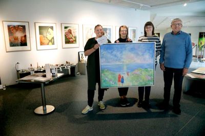 Her fra kunstauktionen i Vestjyllands Kunstpavillon. Fra venstre ses Birgit Nybo, Anita Søjbjerg, Kathrine Opstrup og Ove Ødegaard. Det er hans maleri, de bærer på. ?Foto: Henrik Ole Jensen
