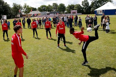Studsgård GF havde besøg af FC Midtjyllands trup ved markeringen af den lille klubs 100 års jubilæum. ?foto: flemming hansen