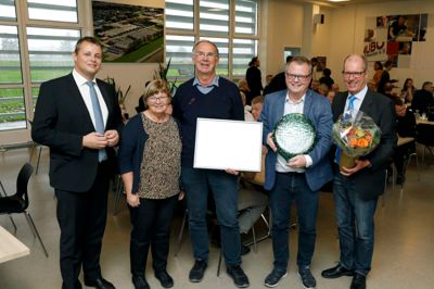 Hernings borgmester Lars Krarup (V) og formand for DI Midt Vest Claus Arberg på hver sin flanke tildelte Initiativprisen til Aubos administrerende direktør Torben Andersen og stifterne Jens og Grethe Bertelsen. ?Foto: Henrik Ole Jensen