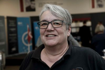 Gitte Lennert, Fleksjobber på lageret:
- Det er, at det føles som en kæmpe familie, og som det er i en god familie, der hænger godt sammen, så er der sammenhold, selv hvis folk bliver syge. Det er kun, hvis folk ikke kan acceptere andre i familien, at det ikke fungerer. Man passer på hinanden, hjælper hinanden og samarbejder. Der er mange fleksjobbere herude, og vi gør virkelig en indsats, men der bliver også passet på os. Hænger man i bremsen en dag, så er de andre hurtige at overtage arbejdet, selv om det betyder, at de skal arbejde lidt længere. Man hjælper hinanden.
