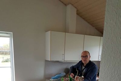 Det er ikke alle familier, der har økonomien til at kommme på ferie eller bare en weekend i badeland, men Kirkens Korshærs familiearbejde gør det muligt med støtte fra forskellige puljer, og i weekenden var en flok børn og voksne af sted på en herlig tur til SeaWest i Nymindegab. ? Foto: Privatfoto