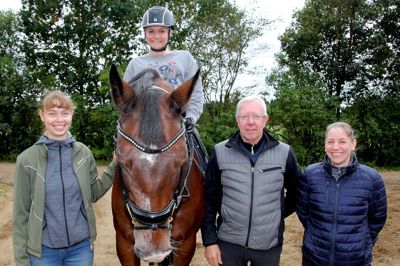 En smart hest omgiver sig med dygtige mennesker. Øverst naturligvis rytteren, Stinna Tange. Fra venstre ser vi så groomeren Nikoline Carlsen, hesten Smarties, berider Bjarne Nielsen og massør med mere Inger Kathrine Thronrud, der ejer stedet. ?Foto: Jan Anderschou