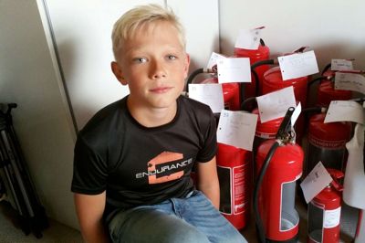 Simon Danner Hessellund ved den næste sending af brandslukkere, som han sælger til fordel for Kræftens Bekæmpelse. Han mente det var for kedeligt at male på sten eller lave perleplader, så han fandt på brandslukkerne, der kan bruges som sangskjuler, pyntes op med blomster og lys eller bruges som gaveæske. ?foto: jesper wind