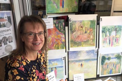 Anita Søjbjerg har lavet et lille kunsthjørne i EP Sko. Foto. Ole Skydt