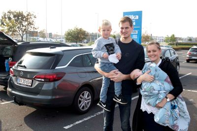 Terese og Martin Svinth Lorentzen sammen med sønnerne Simon og Oskar:
- Vi har faktisk lige købt en ny bil, fordi vi skulle have et barn mere. Det er vigtigt, at barnevognen ikke skal skilles ad til atomer for at komme ind i bilen, når vi skal af sted. Og så skal der være god plads til de to på bagsædet, der skal være god sikkerhed i bilen, og så skal den være driftsikker, så der ikke kommer uforudsete regninger, derfor valgte vi også at købe en næsten ny bil.