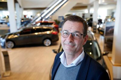 Poul Gundlach Jørgensen, der er afdelingschef hos bilhuset Bjarne Nielsen A/S i Herning, fortæller, at familierne er særligt opmærksomme på sikkerhed, anvendelighed og komfort, når de er på udkig efter bil. ? Foto: Flemming Hansen