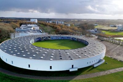 Den Hvide By i Birk begyndte med Angligården, som blev opført i 1965 af fabrikant Aage Damgaard til skjortefabrik.