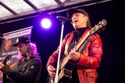 Henrik Volf og Volf Band spillede koncert med elever fra Herning Musikskole i går på Herning Produktionsskole i forbindelse med Spil Dansk ugen i næste uge. Foto: Tom Laursen.