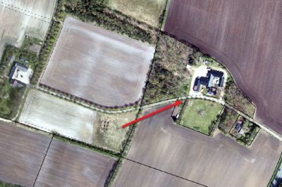 Det er her ved den røde pil, at Michael Nielsen gerne vil placere en husstandsvindmølle. Herning Kommune ønsker møllen flyttet over på den anden side af vejen - tættere på ejerens bebyggelse. ? Kort: Herning Kommune