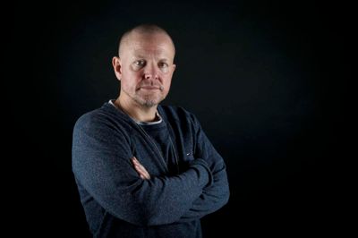 - Man kan jo ikke vide, hvor længe den der standupgenre holder og hvor længe der er publikum til det. Måske vil folk hellere se Youtube eller Netflix. Det der disruption rammer også os, siger Anders Matthesen om de næste 25 år.