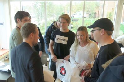 FC Midtjylland havde sendt tre ansatte til erhvervsakademidet for at høre de unges ideer. Der blev valgt en vindergruppe på fire elever, hvor tre af dem var Matias Terp (med kasket), Kathrine Saarup og Victor Berg fra HHX Herning. Den fjerde, Cathrine Larsen fra HTX i Viborg, er ikke med på billedet. ?Foto: Brian Kjær Andersen