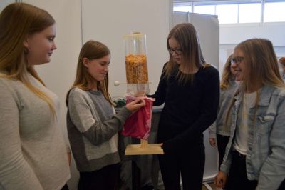 De fire piger fra 7. A på Hyldgårdsskolen vil reducere brugen af emballage ved at lave »foderautomater« i supermarkederne. Så tager man sin egen pose med og vejer af, hvad man skal bruge. Fra venstre Lærke Secher Jørgensen, Amailie Vad Breinholt Andersen, Julie Koch Olesen og Amalie Schrøder Assentoft. Foto: Laila Kempel