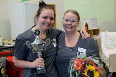 Julie Vendelboe Jensen (t.h.) og Lena Bech Christensen fra Social & Sundhedsskolen, Herning vandt regionsfinalen i Skills for Sosu-assistenter. ?Pr-foto