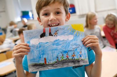 Mathias Kloster Madsen, ni år:
- Jeg har tegnet min lillebror, min anden lillebror, mig selv, min mor og far og vores kat, og så har jeg tegnet min lillebror, som er død. Det var i 2015. Han var født med en hjertefejl og er oppe i himlen. Selvom han ikke er på jorden, er han stadig en del af familien. Når jeg tænker på familie, så tænker jeg både på den hårde del, som det med min lillebror, men også på det gode. Vi hygger meget. Min far arbejder på KL Auto, og nogle gange henter vi tomme flasker derovre og køber slik for panten. Mine forældre er ret søde. Min mindste lillebror har krøller, og alle synes, han er sød, og alle har ham som baggrund på deres telefon. Jeg er glad for, at han er populær. Det var jeg nok også dengang. Min anden lillebror er også ret sød. Vi spiller fodbold sammen.