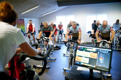 Der blev svedt til spinning i fitnesscentret i Kibæk Krydsfelt i lørdags, hvor der blev samlet ind til Knæk Cancer. Flemming Hansen
