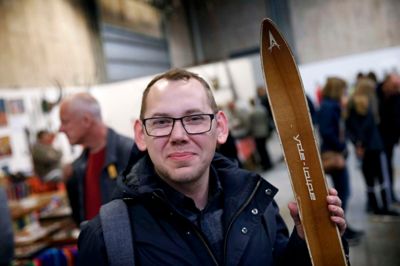 Mark Pedersen, Herning:
- Jeg har købt et par gamle ski med stave. De passer godt til en gammel bil, jeg har købt mig, så de skal ligge på tagbagagebæreren. De går godt til det danske vejr, tænker jeg. Bilen er en Skoda 105S fra 1982. Jeg har hentet den i Polen, og den er blå.