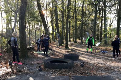Lørdag var der aktiviteter inden for og uden for ved hallen i Vildbjerg. På billedet er deltagerne i gang med at dyrke crossfit-øvelser. ? foto: Privatfoto