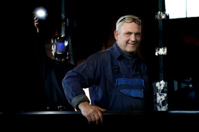Gennem 40 år har Jørgen Stokholm været en del af Agerfeld VVS Smede- og Maskinforretning. Han har lært mange mennesker at kende, som han snakker med både på arbejde, i fritiden, til byfester og lignende, og med tiden er arbejdet da også blevet en del af hans identitet.? Foto: Henrik Ole Jensen