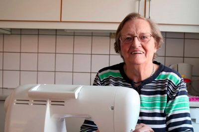 Vita Kassentoft Christensen har nørklet for Røde Kors i 20 år. Og hun syr videre - nu med en ny symaskine efter at have slidt den første maskine op. Foto: Røde Kors Herning