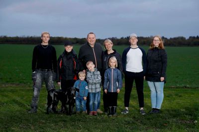 Storfamilien Jacobsen på Tyvkærvej består af (fra venstre til højre) på bageste række Jacob, Gustav, Per Jacobsen, Marianne Bundgaard Jacobsen, Peter og Emma. Forrest er det familiens hund Bella, barnebarnet Bendix, Rune og Emma. ? Foto: Henrik Ole Jensen