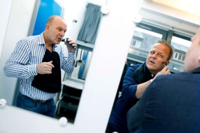 Garderoben i MCH Herning Kongrescenter lagde spejle til, da citychef Allan Birk Kristensen og centerchef Kim Lauritsen barberede sig for at gøre klar til »Movember Battle«, hvor de lader overskægget gro for at samle penge ind til et lokalt formål inden for kræft.? Foto: Henrik Ole JEnen