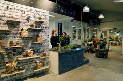 Kunderne kan følge med i blomsterbinderiet, når blomsterdekoratørerne Simone Mortensen (t.v.) og Gunhildmaya Jacobsen laver fine buketter. ? Foto: Henrik Ole Jensen