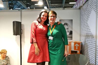 Kulturmagasinet var på plads ved den seneste bogmesse, hvor litteraturformidler på Herning Bibliotekerne, Anne Juul Andersen (t.h.), interviewede Leonora Christina Skov. ?Foto: Kurt H. Jørgensen