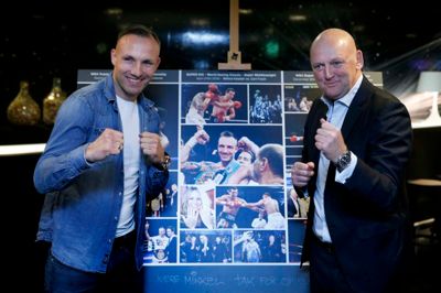 Mikkel Kessler (t.v.) stiller op sammen med Georg Sørensen, administrerende direktør fra MCH-koncernen. Georg Sørensen havde i går aftes inden showet fået samlet nogle billeder af Mikkel Kessler i kamp, og udstillet det til Mikkel Kesslers store overraskelse.? Fotos Flemming Hansen